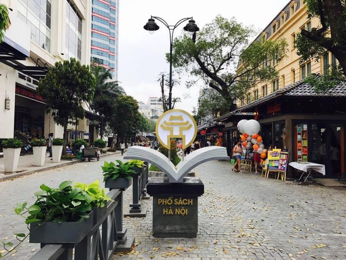 Phố sách Hà Nội 19-12 dài gần 200m nằm cạnh Tòa án Nhân dân Thành phố Hà Nội, nối hai tuyến phố Hai Bà Trưng và Lý Thường Kiệt. Đây tuyến phố đầu tiên của Hà Nội dành riêng cho sách.