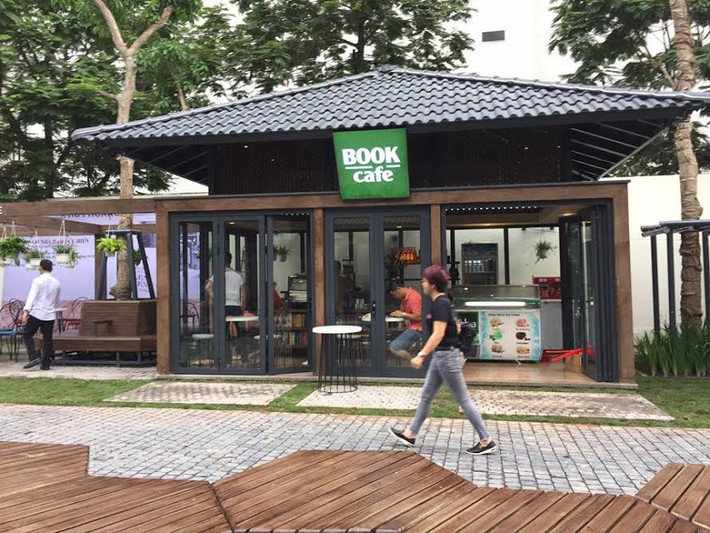 Nhiều đơn vị như Nhà xuất bản Hà Nội, Nhà xuất bản Kim Đồng, Nhà xuất bản Phụ nữ... có gian hàng trên phố. Các quầy sách được thiết kế bởi không gian thoáng giúp bạn đọc dễ dàng lựa chọn cho mình cuốn sách yêu thích. Sách ở đây rất đa dạng về thể loại, hướng tới phục vụ mọi lứa tuổi, nhằm tạo không gian đọc sách cho tất cả mọi người.