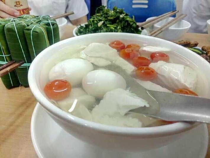 Mới đây, trên các diễn đàn, mạng xã hội liên tục truyền tay nhau chia sẻ hình ảnh bát canh trứng đậu cà chua kèm dòng tâm sự được cho là của một nàng dâu mới về nhà chồng. Nàng dâu viết đầy băn khoăn: "Không hiểu sao em nấu xong bát canh trứng đậu cà chua này xong thì bị ăn chửi các mẹ ạ. Em làm gì sai à?".
