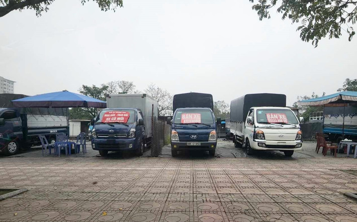 Chủ bãi sử dụng bạt, ô lớn che chắn và dựng nhà tạm để trông giữ, mất mỹ quan đô thị. Theo phản ánh, các bãi xe này hoạt động không đảm bảo an toàn cháy nổ, nhiều lúc ô tô ngang nhiên dừng, đỗ dưới lòng đường, gây cản trở phương tiện lưu thông.
