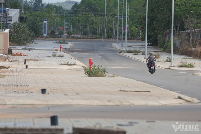 Ghi nhận đầu tháng 5, nhiều hạng mục của dự án như vỉa hè, cống thoát nước, đường giao thông, đèn chiếu sáng, các trụ PCCC,... vẫn đang hoàn thiện. (Ảnh: Vietnamnet).