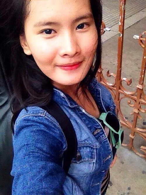Dân mạng tò mò về cô bé bán kẹo xinh gái, hát hay và nhanh chóng tìm ra những thông tin liên quan đến cô. Cô bé bán kẹo trong đoạn clip gây sốt là Trần Thị Thanh Thảo, sinh năm 1999, ở TP HCM và đã từng tham dự cuộc thi Giọng hát Việt nhí 2014. Thanh Thảo cho biết em cảm thấy rất vui mừng, cảm động khi biết ca sĩ Hồ Quỳnh Hương đang tìm kiếm mình.