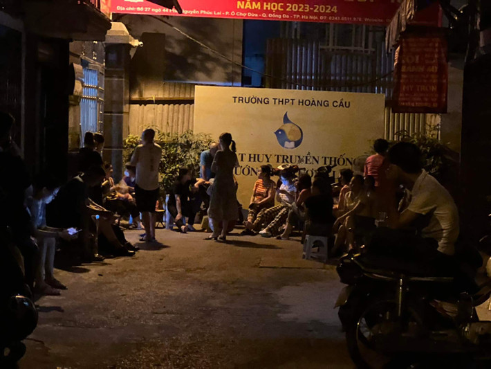 Đêm 5/7, nhiều phụ huynh đã xếp hàng, ngồi vạ vật ở Trường THPT Hoàng Cầu (Hà Nội) để chờ nộp hồ sơ cho con vào lớp 10. Thậm chí, có phụ hunh chia sẻ đã đến đây từ tối 4/7.