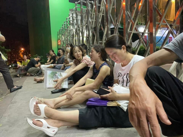Hình ảnh phụ huynh ngồi chờ xếp hàng giành suất cho con vào lớp 10 ở Trường THPT Phan Huy Chú lúc hơn 3h sáng. Trường THPT Phan Huy Chú - Đống Đa là trường công lập tự chủ, thuộc Sở Giáo dục và Đào tạo Hà Nội, được tuyển sinh theo đề án riêng. Trường năm nay tuyển 380 học sinh.