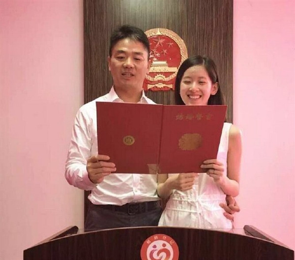 Tuy "hot girl trà sữa" lấy chồng đại gia, lớn hơn mình đến 19 tuổi khiến nhiều fan nam của cô tiếc nuối, nhưng bên cạnh đó vẫn có rất nhiều người bày tỏ sự vui mừng, chúc phúc cho cô và người chồng mới cưới.