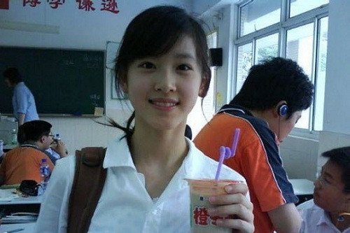 Chu Chiết Thiên xuất hiện lần đầu năm 2009, gây sốt trên mạng Trung Quốc với một tấm ảnh mặc đồng phục và cầm trên tay ly trà sữa đứng trong lớp học. Vẻ đẹp trong sáng, thuần khiết của cô nhanh chóng đốn gục nhiều bạn trẻ, từ đó tên tuổi của cô được nhiều người biết đến, biến cô trở thành một trong những hot girl nổi tiếng nhất Trung Quốc.