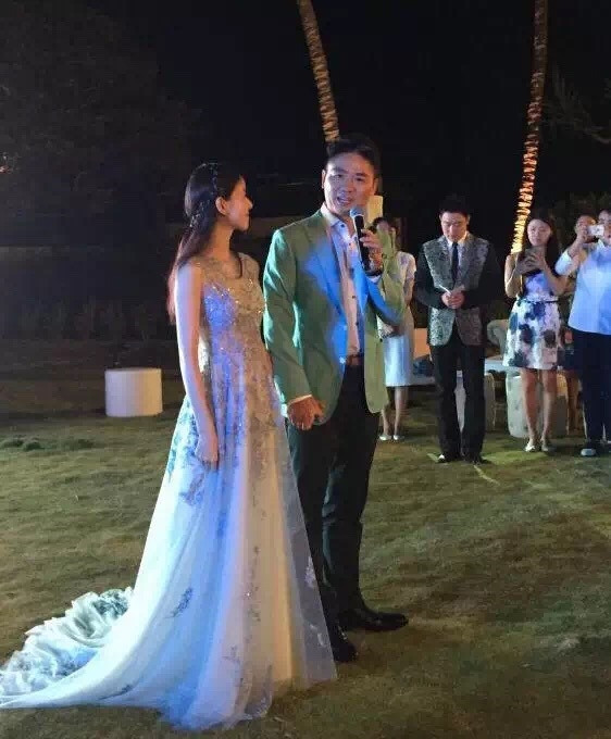 Đến đầu năm 2014, những bức ảnh thân mật của Chương Chiết Thiên và Lưu Cường Đông được lan truyền trên mạng xã hội. Dù chênh lệch khá nhiều về tuổi tác nhưng ai cũng đều phải thừa nhận họ rất đẹp đôi.
