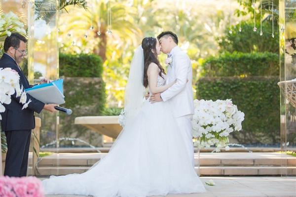 Trước khi làm đám cưới, chuyện tình cảm của "hot girl trà sữa" và đại gia lớn tuổi đã từng gây nên nhiều tranh cãi trên mạng xã hội Trung Quốc trong suốt một khoảng thời gian dài.