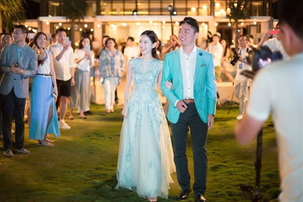 Đại gia Lưu Cường Đông năm nay 44 tuổi và trông bảnh bao, trẻ hơn tuổi thật rất nhiều. Anh là một tên tuổi nổi tiếng trong giới IT tại Trung Quốc. Anh kết hôn với một thiên kim tiểu như Chu Chiết Thiên và cặp đôi này được cho là “xứng đôi nhưng không vừa lứa”.