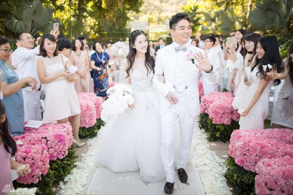 Được biết đám cưới của cặp đôi chênh nhau đến 19 tuổi này được tổ chức tại một khu du lịch nổi tiếng tại Australia với sự tham dự của khoảng hơn 150 vị khách. Chương Chiết Thiên dĩ nhiên là tâm điểm chú ý của đám đông tại đám cưới và dân mạng nhờ vẻ xinh xắn, rạng ngời trong bộ váy cưới tinh khôi.