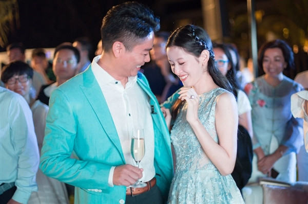 Hot girl Chương Chiết Thiên trước đó được đồn đoán là một thiên kim tiểu thư, con nhà quyền quý và được gia đình sắp đặt sẵn để kết hôn với một đại gia lắm tiền.