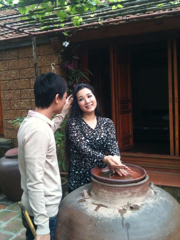 Trong suốt lễ cưới, cô dâu và chú rể sẽ trung thành với trang phục áo dài, khăn đóng. Đặc biệt, dù đã sống chung với nhau khá lâu nhưng họ vẫn thực hiện các thủ tục rước dâu, bái tạ tổ tiên đầy đủ. Theo đó, ngày 13/3, cô dâu Thanh Thanh Hiền sẽ “khăn gói” về nhà bố mẹ đẻ ở đường Nguyễn Trãi (Hà Nội) để sáng 14/3, đoàn nhà trai qua xin dâu. Sau khi xin dâu, cả hai sẽ cùng về nhà riêng ở phố Đào Tấn để làm lễ trước ban thờ tổ tiên trước khi đến khách sạn đón khách.