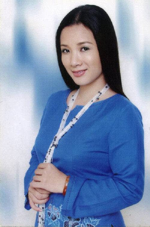 Trước đó, cặp đôi thực hiện bộ ảnh cưới lãng mạn với trang phục truyền thống tại Hà Nội để làm kỷ niệm và sẽ trình chiếu trong lễ cưới tại khách sạn vào tối 14/3 tới đây. Hiện tại, danh ca Chế Linh, bố chú rể đã sắp xếp thời gian về nước tham dự lễ cưới của các con mình.