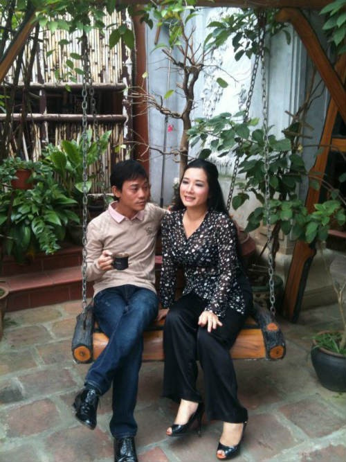 Theo một nguồn tin, vốn dĩ cả hai dự định làm đám cưới từ trước đó nhưng do chưa chọn được ngày tốt nên lùi lại. Được biết, Chế Phong sẽ tự tay lên kịch bản cho đám cưới của mình.