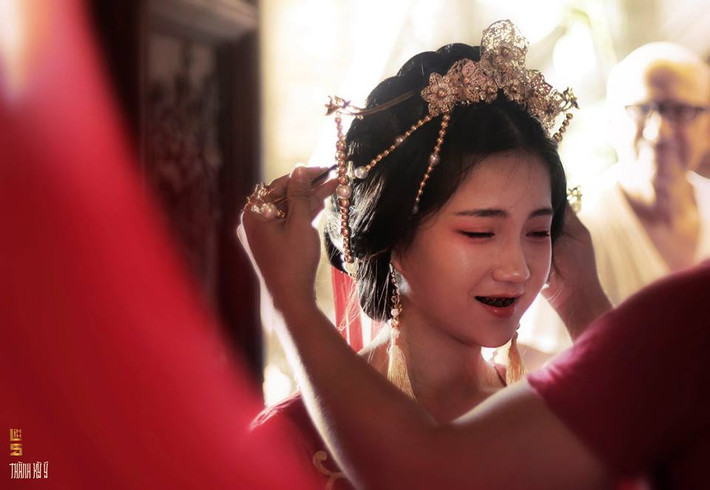 Mới đây, loạt ảnh chụp một thiếu nữ Việt xinh đẹp nhuộm răng đen, mặc trang phục cổ trang khiến dân mạng Việt rất tò mò. Khuôn mặt xinh xắn của cô gái cũng cách hóa trang ấn tượng, mang đậm yếu tố lịch sử, văn hóa truyền thống là điểm thu hút nhất trong loạt ảnh này.
