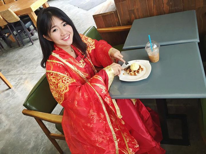 Theo chia sẻ của ekip sản xuất: "Vì tư liệu mô tả và hình ảnh thực tế hoặc tranh vẽ nguyên bản về cô dâu nói riêng và phong tục cưới hỏi của VN thời kỳ này nói chung khá hiếm hoi và hầu như không có nên nhóm thực hiện đã dựa vào kiểu quần áo, đầu tóc, trang sức... thịnh hành của tầng lớp phụ nữ quý tộc VN thời đó để phỏng dựng". Trong ảnh là khoảnh khắc nghỉ ngơi của "hot girl nhuộm răng đen" trong hậu trường thực hiện bộ ảnh.