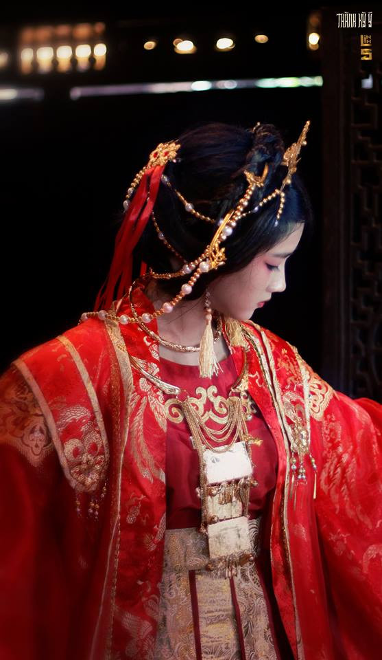 Theo tìm hiểu, thiếu nữ nhuộm răng đen chụp ảnh cổ trang gây sốt thực chất không phải là một gương mặt xa lạ. Cô nàng tên thật là Nguyễn Hoàng Kiều Trinh, nickname Trinh Xíu, vốn được dân mạng gọi là "hot girl trà sữa phiên bản Việt" hay "hot girl bánh bèo" nhờ vẻ đẹp trong veo, khuôn mặt xinh tựa thiên thần.