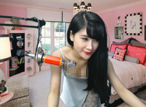 Mỗi ngày, cô đều lên sóng để nói chuyện với tất cả mọi người. Đặc sản của Khả Vy chính là những màn “quẩy” đỉnh cao, vô cùng điêu luyện và rất được yêu thích. Nhưng trong một lần, do mặc chiếc váy bó sát, ngực áo xẻ quá sâu, khi nhảy múa và ngồi xuống ghế... Khả Vy đã vô tình để lộ phần nhạy cảm trên ngực mình. Trớ trêu hơn là Khả Vy hoàn toàn không biết về sự cố này chỉ đến khi một dân mạng đang xem trực tuyến nhắc khéo cho cô.