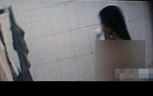Gần đây nhất, một hot girl khá nổi tiếng có nickname Tiểu Trúc đã làm các fan trung thành của cô, cư dân mạng được một phen tá hỏa khi cô live stream cảnh tắm nude của mình trên mạng. Bị nhiều người cáo buộc là cố ý quay clip gây sốc để "chào hàng", Tiểu Trúc có giải thích rằng sau khi live stream trên Weibo trước đó, cô đã quên tắt camera, sau đó đã mang điện thoại vào phòng tắm do đang chờ đợi một cuộc điện thoại quan trọng. Sơ suất này đã báo hại Tiểu Trúc phải khóa hết các trang cá nhân của mình sau đó.