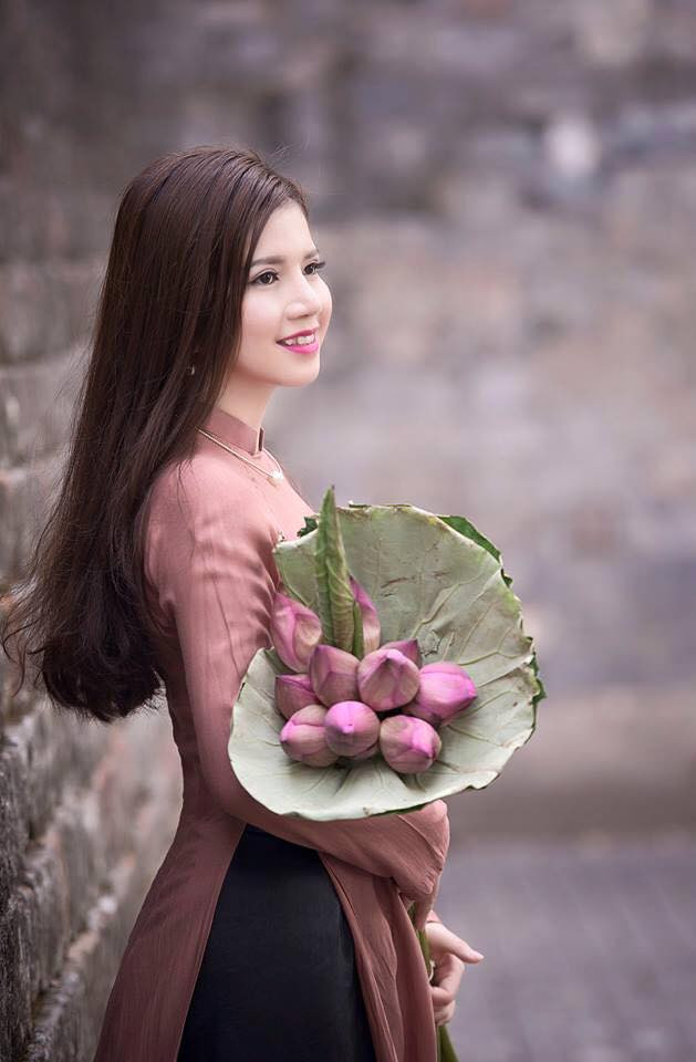 Gặp gỡ và trò chuyện với Vũ Ngọc Quỳnh, cô gái trẻ xinh đẹp tiết lộ nhiều thông tin thú vị về bản thân, trong đó có cả những bật mí về vẻ đẹp lai quyến rũ mà cô sở hữu. Ngọc Quỳnh cho biết cả ba, mẹ cô đều là người Việt, ngoại hình, nhan sắc hiện tại của Quỳnh Hoàn toàn là tự nhiên và nó giống như một điều rất may mắn với cô nàng.