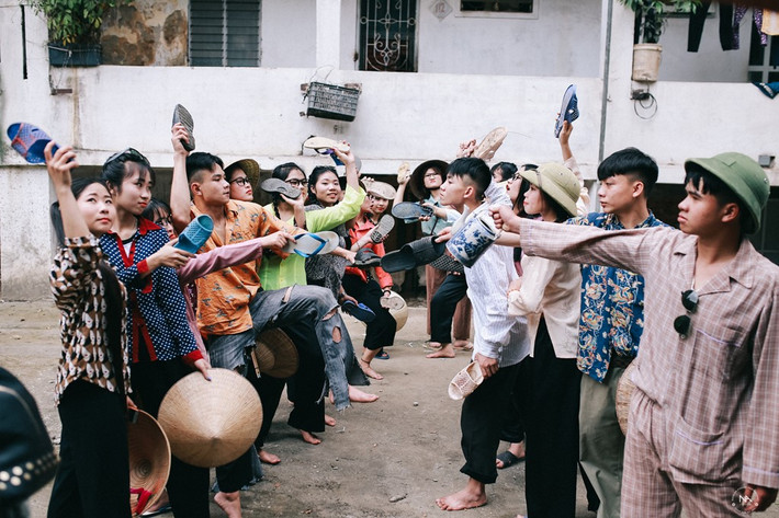 Từ trang phục, quần áo, giày dép và những đạo cụ khác trong bộ ảnh đều mang hơi hướng của thời xưa.