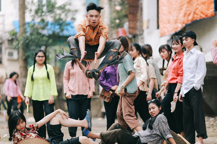 Các bạn học sinh tái hiện những trò chơi gắn liền tuổi thơ của nhiều người thời xưa.