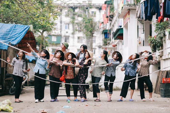 Theo Nguyễn Tuấn Vũ - thành viên trong lớp, cũng là người trực tiếp nghĩ ra ý tưởng này - bộ ảnh kỷ yếu được thực hiện ở khu chung cư cũ Quang Trung, TP Vinh.