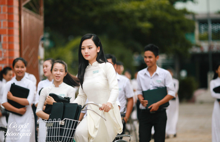 Miu Lê đã thoát khỏi hoàn toàn hình ảnh "bà nội" để trở về làm "nàng thơ" của đám nam sinh cuối cấp.