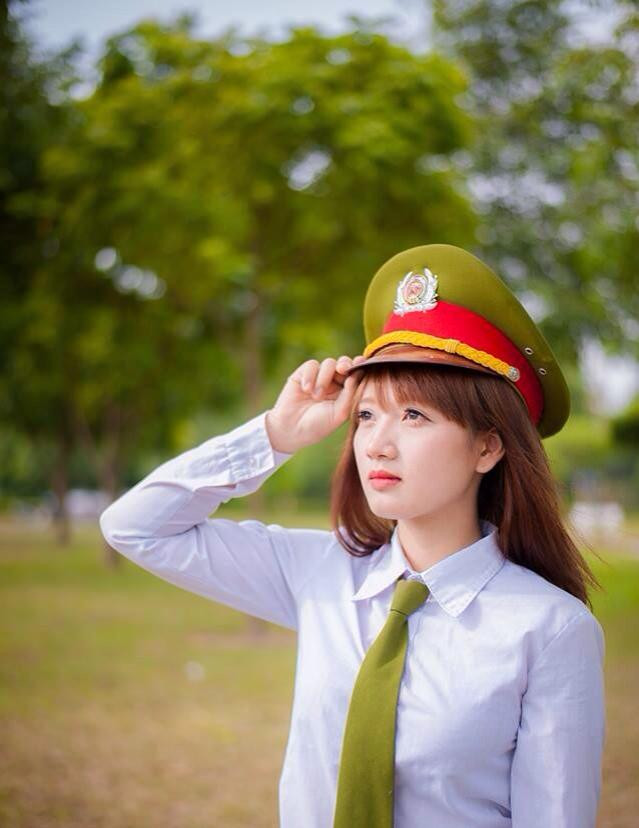Được biết Huyền Trang coi bộ ảnh chụp công việc hàng ngày của mình như một kỷ niệm ghi dấu ấn của tuổi 21. Cô bạn cũng rất vui, bất ngờ khi có nhiều bạn trẻ, dân mạng thích thú với những bức ảnh, tặng cho cô những lời khen, hay hiểu nhầm cô là diễn viên, người mẫu.