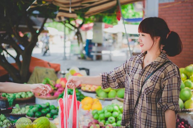 Tuy nhiên, khi tìm hiểu về nữ nhân vật chính, được biết cô bạn là một gương mặt trẻ khá thú vị. Bộ ảnh cũng không phải dàn dựng hoàn toàn mà nó kể về công việc làm thêm đặc biệt của cô gái trẻ xinh đẹp, đang được nhiều người tìm kiếm thông tin này.