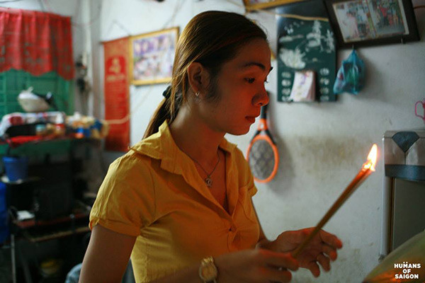 "Chị có sợ những cơn đau hay biến chứng sau khi phẫu thuật không?" "Kì, đã thích đã muốn thì hổng có gì phải sợ. Miễn chị đẹp là được". Chị tin vào tâm linh. Trước khi đi ra khỏi nhà và sau khi quay trở về, chị đều thắp nhang để cám ơn Trời Phật đã phù hộ cho chị an toàn.
