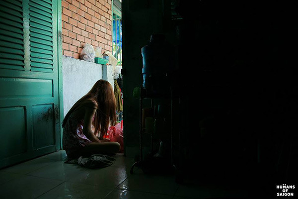 Thành viên Humans Of Sài Gòn đã theo chân chị Ba - một cô gái chuyển giới bán bánh rán ở TP HCM để thực hiện một bộ ảnh mang nội dung cởi mở, giúp mọi người hiểu hơn về công việc mưu sinh của những người chuyển giới. Bộ ảnh mang tên "Chị Ba - Miss Ba" hiện đang được dân mạng Việt truyền tay nhau với nhiều ý kiến phản hồi tích cực. Ảnh: Humans Of Sài Gòn.