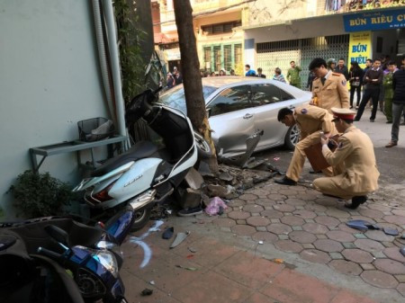 3 nạn nhân tử vong trong vụ tai nạn là: bà Nguyễn Thị Trúc (SN 1969, trú tại số 58 phố Ái Mỗ - Long Biên – Hà Nội) trên đường đi chợ về; ông Trần Việt Tiến (SN 1952, trú tổ 7, phường Bồ Đề - Long Biên – Hà Nội) và cháu Trần Gia Hân (6 tuổi, học trường tiểu học Ngọc Lâm ).