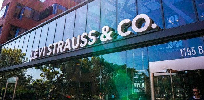 Levi Strauss& Co. từng chi cho Facebook 2,8 triệu USD trong năm 2019. Hãng tuyên bố rút quảng cáo khỏi mạng xã hội này ít nhất cho đến hết tháng 7. Giám đốc Tiếp thị Jen Sey tuyên bố sẽ chờ đợi phản ứng của Facebook. Ảnh: Adweek.