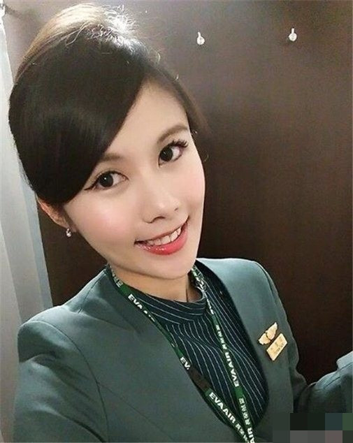 Vài ngày gần đây, thông tin và hình ảnh về một nữ tiếp viên hàng không xinh đẹp đang được lan truyền rộng rãi trên nhiều trang mạng Trung Quốc và một vài quốc gia châu Á khác. Điều khiến dân tình xôn xao đó chính là nữ tiếp viên hàng không này được mô tả là một người rất giàu có, là con của một ông chủ tịch tập đoàn lớn ở Trung Quốc và đang làm tiếp viên cho một hãng hàng không lớn ở Mỹ.