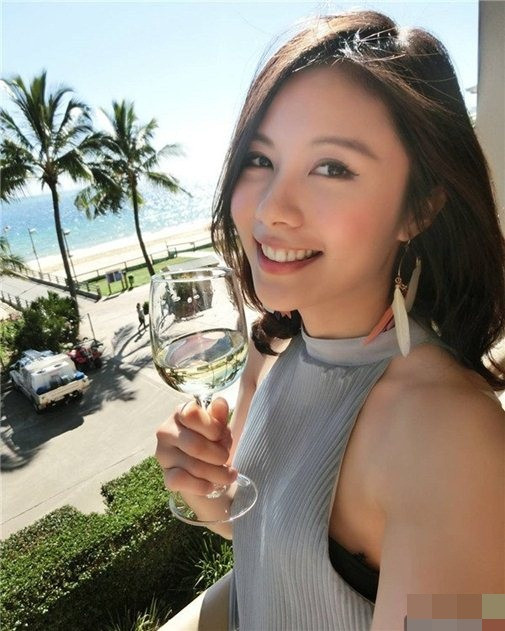 Khi được đến các quốc gia khác nhau, việc được nghỉ ngơi 1-2 ngày trước khi tiếp tục lịch trình quả thật là điều vô cùng may mắn với Pamela Fang và các tiếp viên hàng không khác. Trong quãng thời gian này, họ được "xả trại" và tranh thủ thăm thú nơi mình đã đặt chân đến, những bức ảnh tự sướng long lanh, "sang chảnh" cũng chủ yếu được chụp trong thời gian này.