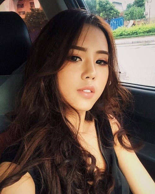Với chiếc mũi cao thẳng, nước da trắng sáng và gương mặt V-line, Thạch Anh chiếm được cảm tình đặc biệt của người hâm mộ qua các bức ảnh được chia sẻ trên trang cá nhân. Tính đến thời điểm hiện tại, cô bạn “nữ sinh Thái Lan” đã có khoảng gần 10 nghìn người theo dõi.