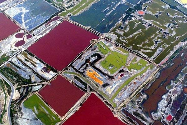 Phong cảnh ở đây cũng luôn thay đổi và khó mà đoán trước được: nước hồ và những tảng đá lúc đầu có màu đỏ, nhưng có thể chỉ 30 phút sau lại chuyển qua màu ngọc lam, vàng, hay xanh lá… khiến du khách vô cùng bất ngờ và thích thú.