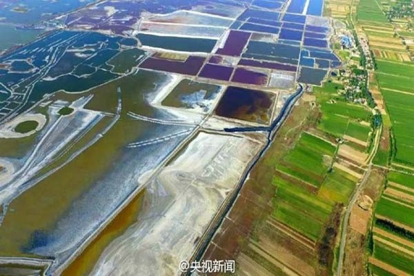 Hồ muối Vận Thành nằm tại thành phố Vận Thành, tỉnh Sơn Tây, Trung Quốc, còn được biết tới với tên gọi “Biển Chết” của Đại Lục. Đây chính là nơi cung cấp muối cho người dân Vận Thành trong suốt 4.000 năm qua và nằm trong danh sách hồ chứa natri sunfat lớn thứ 3 trên thế giới. Để tới hồ muốn Vận Thành, từ Hà Nội hoặc TP HCM, các bạn có thể bắt chuyến bay tới Bắc Kinh hoặc Thượng Hải, sau đó tiếp tục nối chuyến tới Vận Thành. Ngoài tác dụng cung cấp muối, những cánh đồng muối nhân tạo của Hồ Vận Thành còn trở thành điểm hút du lịch nổi tiếng bởi có vẻ đẹp lung linh, nhiều màu sắc, từ xanh, đỏ, tím hồng, cam, vàng... vô cùng rực rỡ.