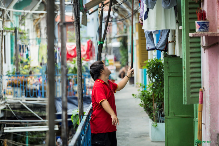 Người dân trong hẻm tận dụng những khoảng không phía trước nhà để phơi đồ. Người dân trong hẻm rất ý thức và tôn trọng không gian của nhau.