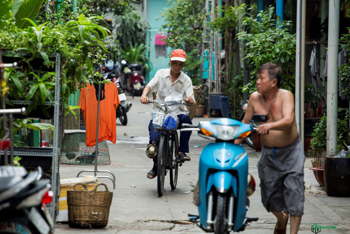 Tiếng rao của những gánh hàng rong, xe bánh mì là nét đặc trưng không thể thiếu của bất kỳ con hẻm nào.