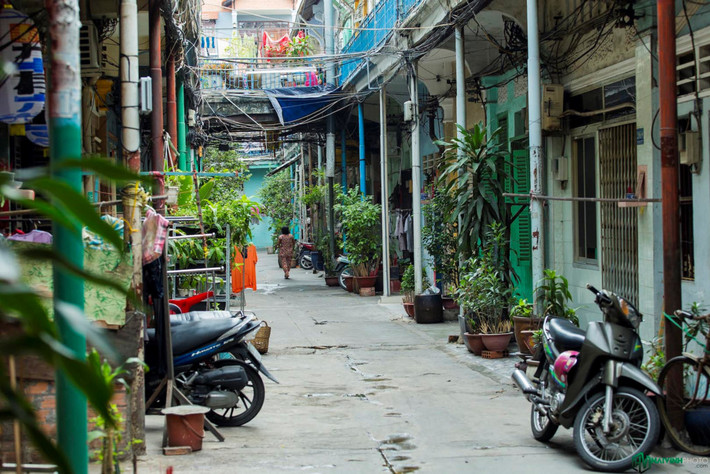 Ở tầng dưới nhà cửa cũng san sát và có kiến trúc, màu sắc giống như tầng 1. Cuối hẻm có quán hủ tíu theo phong cách Hoa rất đông khách ăn, đa phần là cư dân trong hẻm.