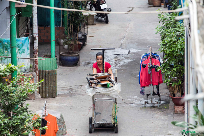 Một chị chuẩn bị dọn hàng cho ngày buôn bán mới.