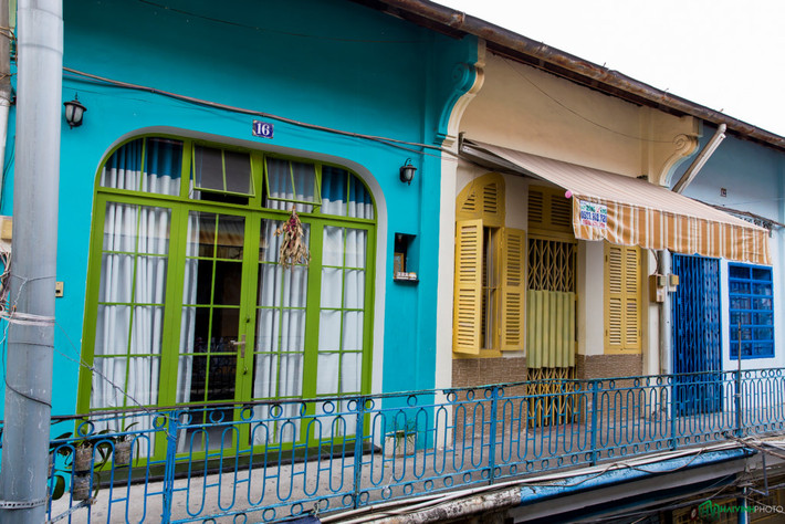 Gần đó là những ngôi nhà hiện đại, khang trang hơn. Nhà trong hẻm được phối màu rất đẹp, mỗi nhà mỗi kiểu làm bật lên được vẻ đẹp riêng biệt.
