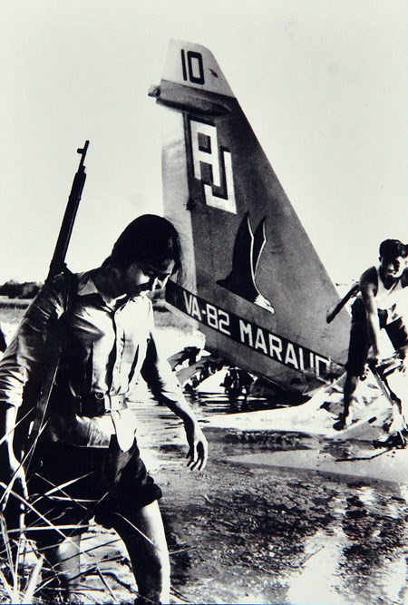Nụ cười của nữ dân quân ngoại thành Hà Nội hạ máy bay Mỹ, 1972. (Ảnh trong bài: Đoàn Công Tính, T.L).