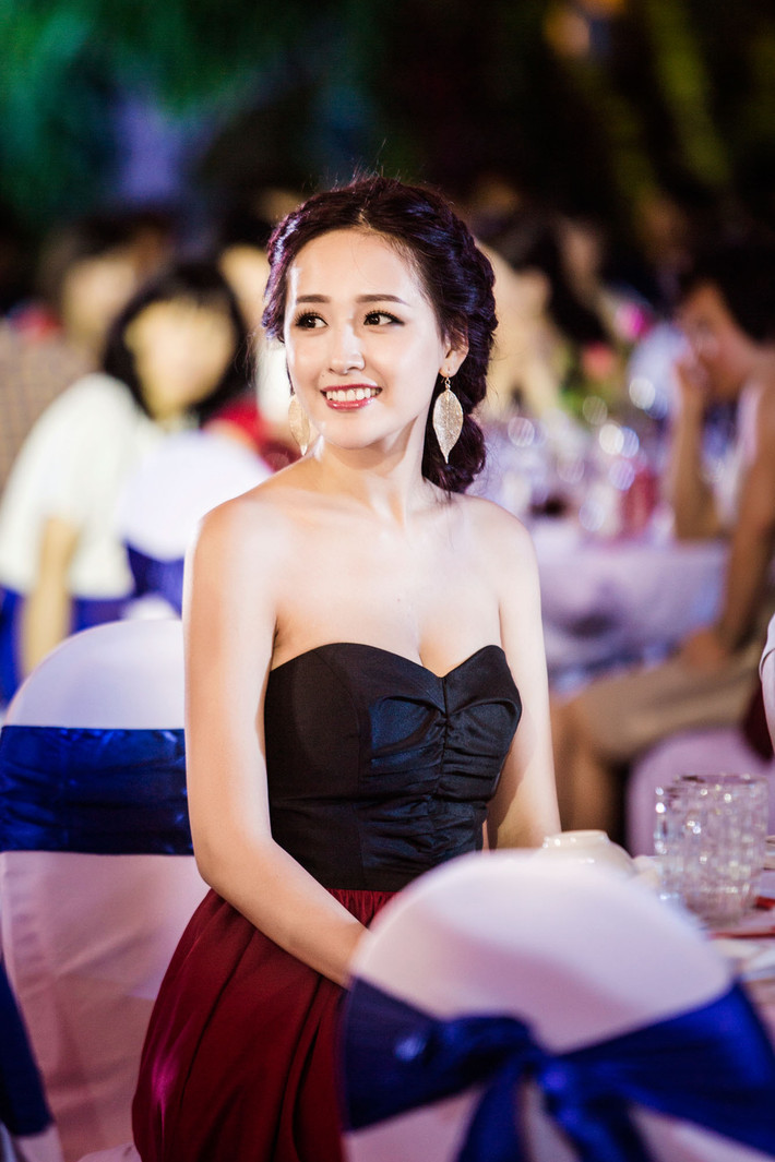 Hoa hậu Việt Nam 2006 diện chiếc đầm dạ hội đỏ đen thiết kế đơn giản nhưng tôn lên vẻ đẹp quý phải.