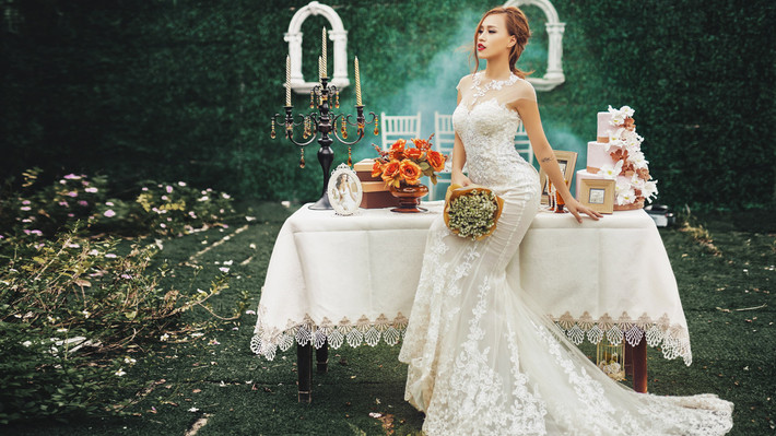 Mới đây, nữ DJ xinh đẹp nhất Hà thành bất ngờ xuất hiện trong một bộ ảnh cô dâu tuyệt đẹp được thực hiện ở Happy Land và Smiley Valley, Hà Nội khiến nhiều fan, dân mạng ngỡ ngàng.