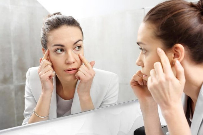 Nếp nhăn: Collagen giữ cho làn da của bạn mềm mại và không bị nếp nhăn. Là một chất chống oxy hoá, vitamin C làm giảm thiệt hại cho da do tiếp xúc với tia cực tím, giảm nguy cơ bị cháy nắng. Uống nhiều vitamin C cũng có thể giúp giữ cho làn da của bạn mềm mại và dẻo dai.