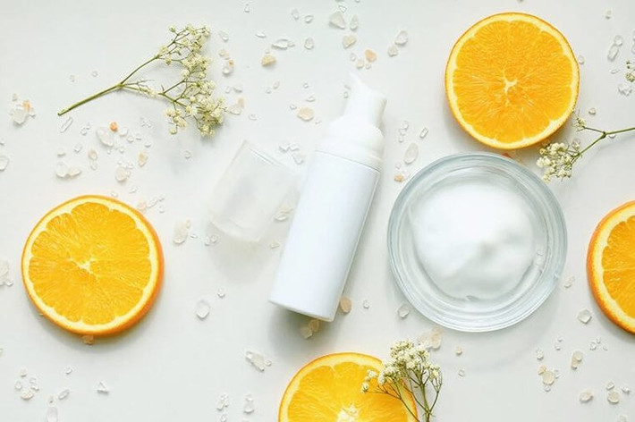 Vitamin C cần thiết cho sự phát triển của mô và làm lành vết thương trên toàn cơ thể, giúp sản xuất collagen, hấp thu sắt, và duy trì sức khoẻ xương. Vitamin C là một chất chống oxy hóa mạnh, giúp giảm thiểu các tổn thương do các gốc tự do gây ra và từ đó giúp ngăn ngừa sự phát triển của các bệnh như bệnh tim và ung thư.
