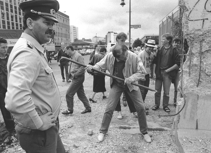 Một người đàn ông dùng búa đập bỏ phần còn lại của trạm kiểm soát Checkpoint Charlie ngày 2/6/1990./.